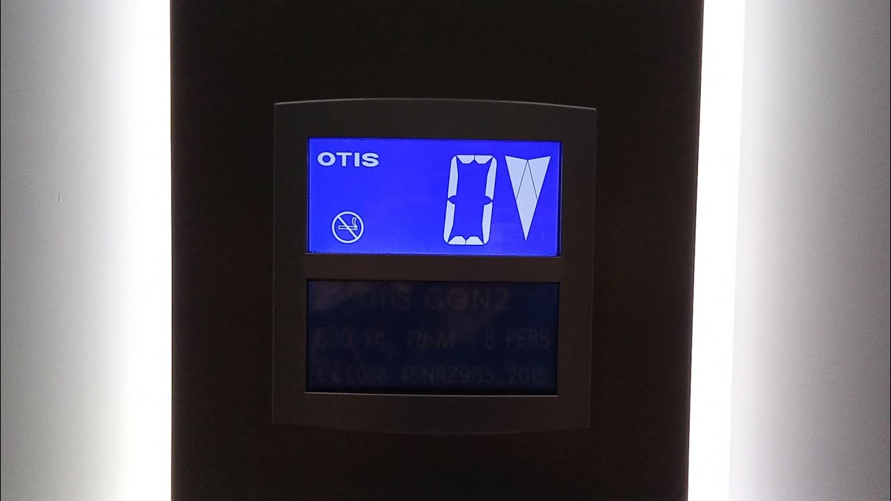 Ascenseur OTIS GeN2 de 2015 @ St Tropez, Var, Provence-Alpes-Côte-d'Azur, France.