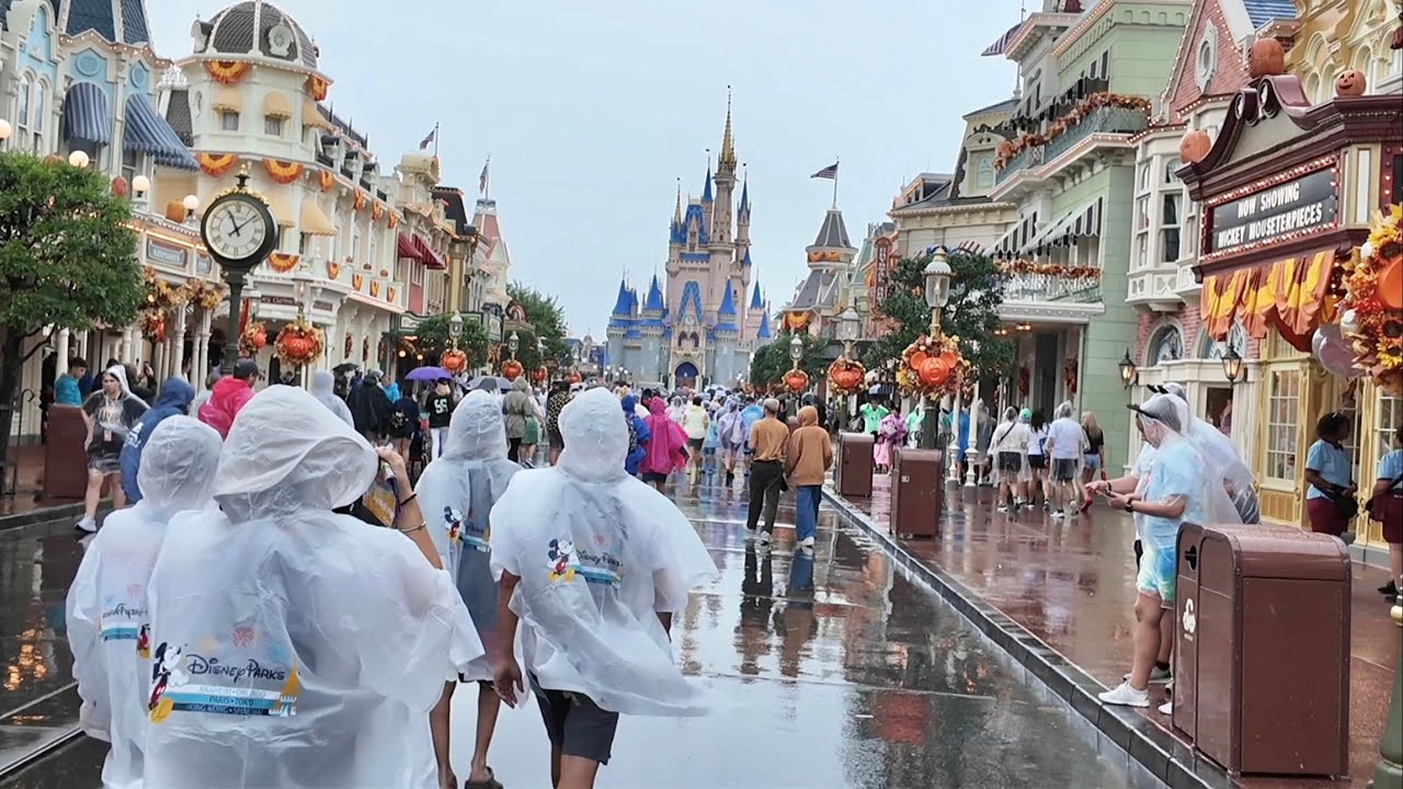 A Rainy & Kinda Empty Sunday At Magic Kingdom - Low Disney World Wait Times / Uncrowded Theme Park
