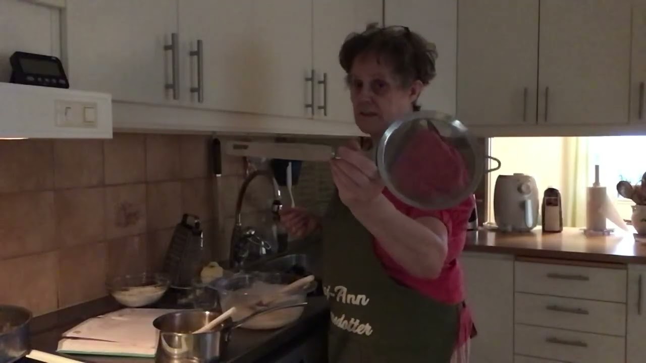 Kladdkaka med äpple, kanel o kardemumma, 300 videos till ära !😎🥳