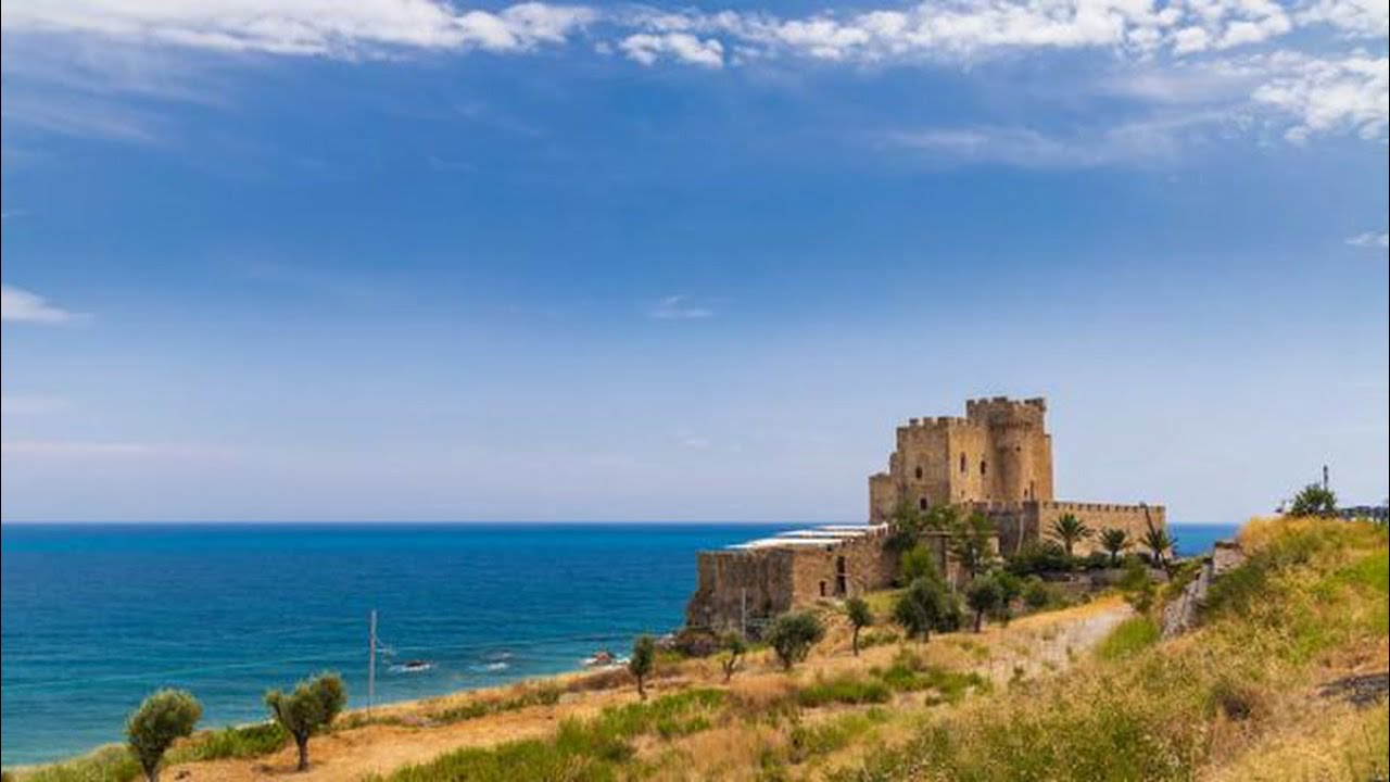 Calabria, il castello sul mare che non tutti conoscono