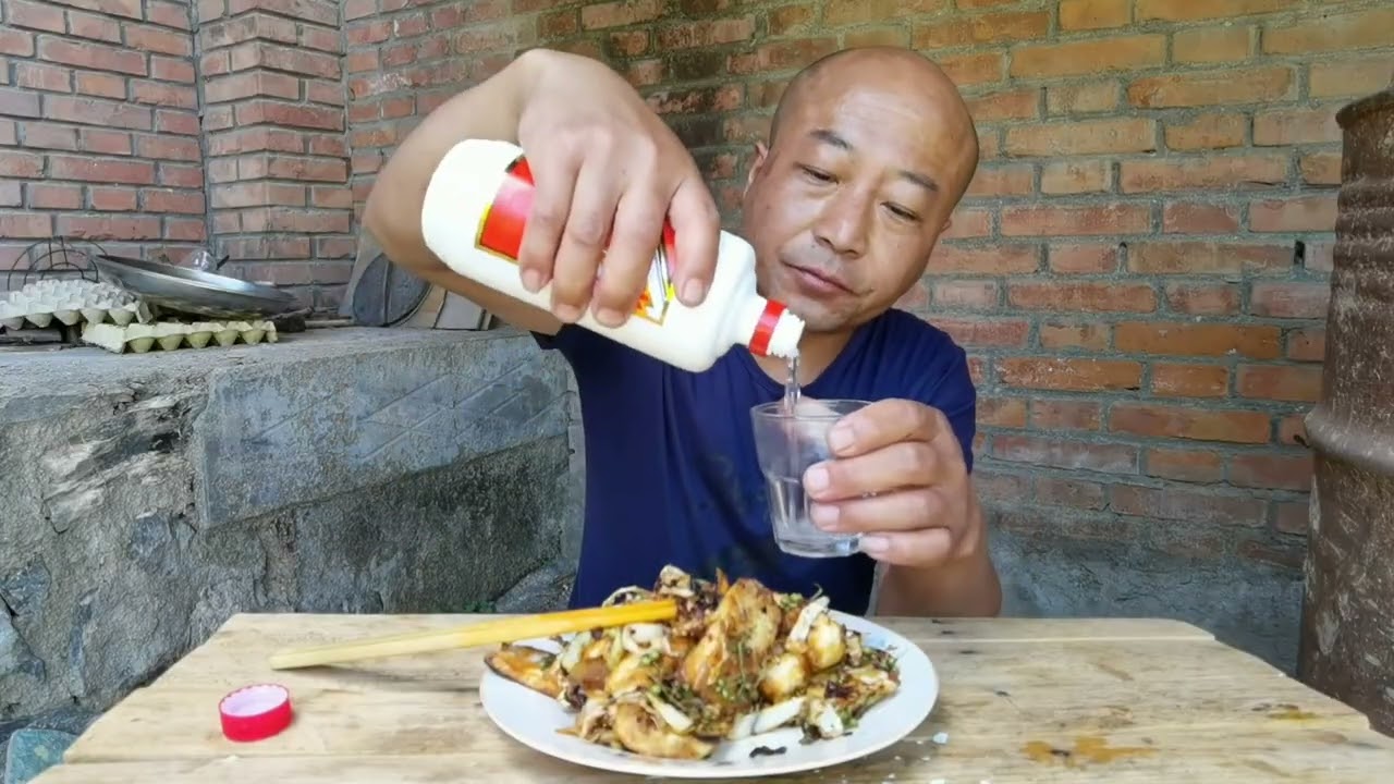 男子这一顿炒的是麻辣饼子吃，无论香不香必须用大杯子喝一点 #农村美食