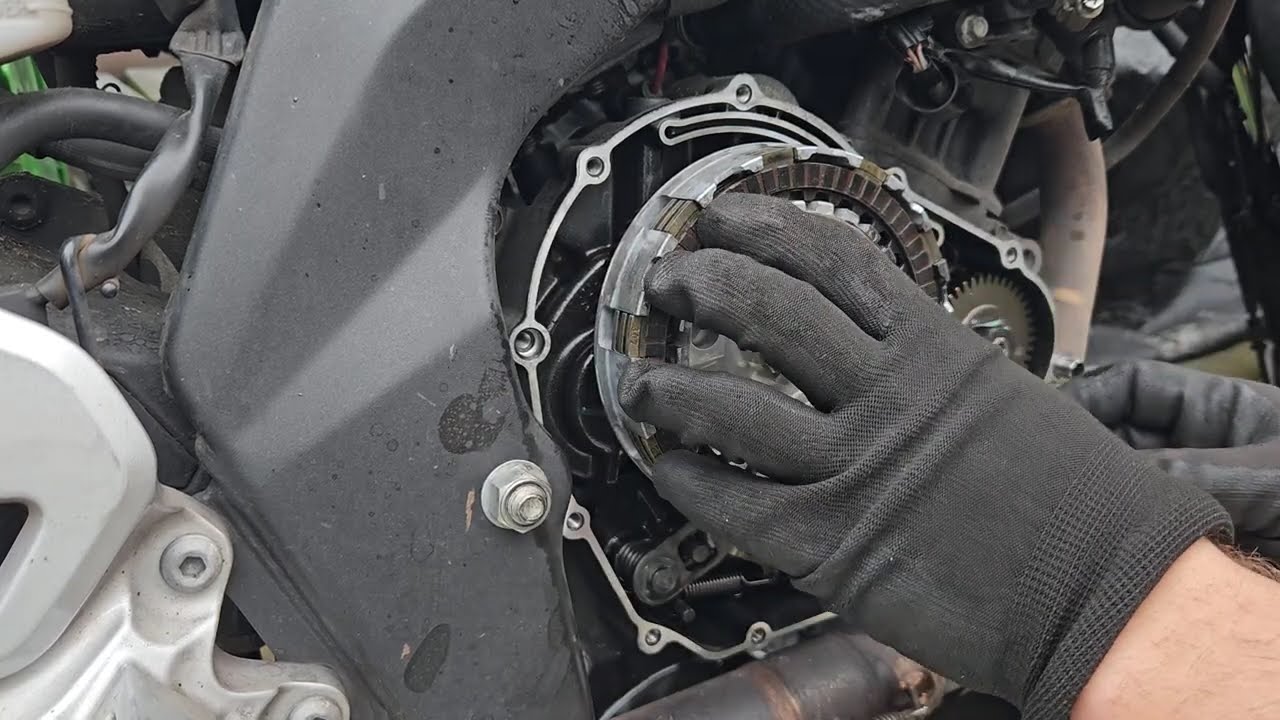 Yamaha MT125 Clutch Pack Replacement.