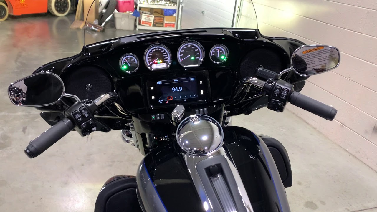 2021 Harley-Davidson® Ultra Limited FLHTK / Chrome Gauntlet Gray Metallic / Vivid Black Capitol H-D®