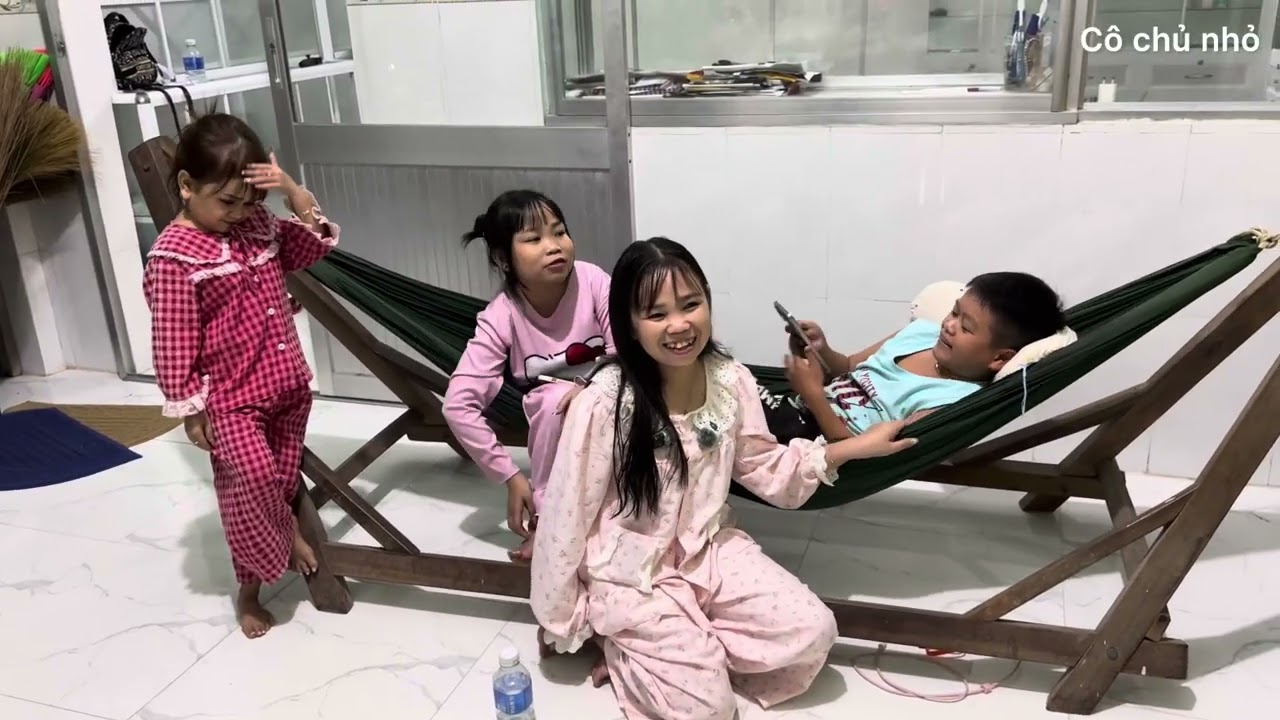 Huy T&iacute; Hon t&acirc;m sự c&ugrave;ng mấy chị em v&agrave; bữa cơm vui nhộn c&ugrave;ng gia đ&igrave;nh || C&ocirc; Chủ Nhỏ