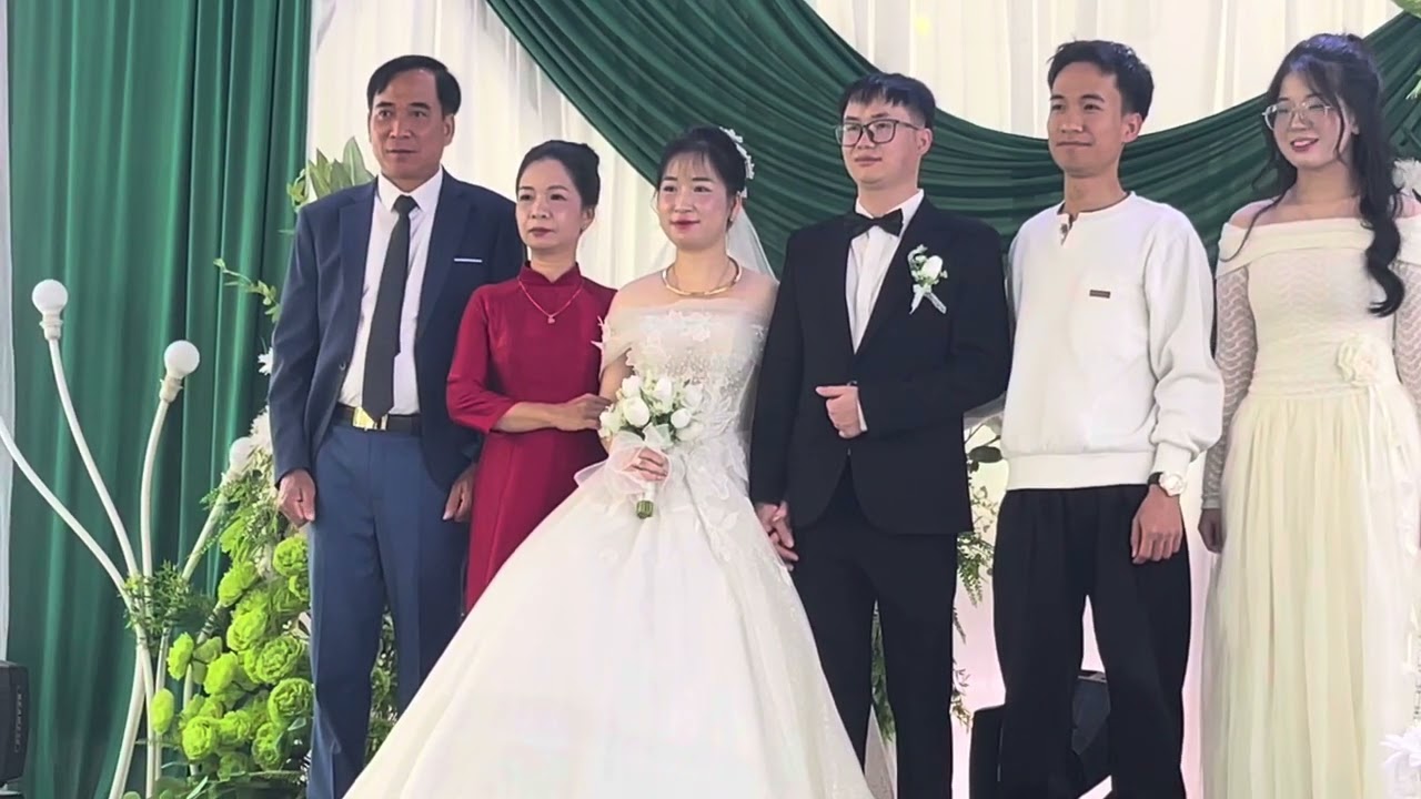Bố mẹ trao quà cho con cô dâu Thu Nguyệt   Chú  rể   Lê  quyết
