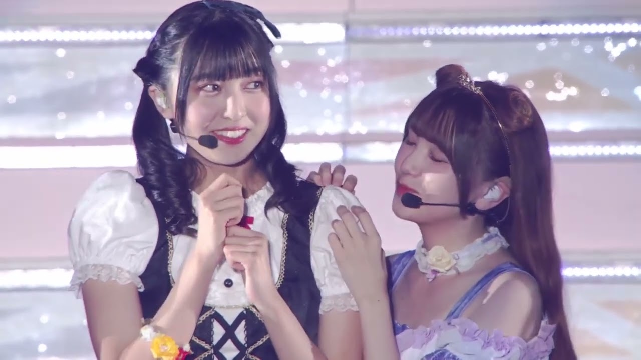 鬼頭明里 / Akari Kito play with Maria Sashide hairs during her sleep - Love Live! Nijigasaki 6th Live