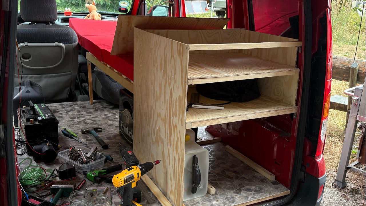 Minicamper bauen - Küche nimmt Form an.