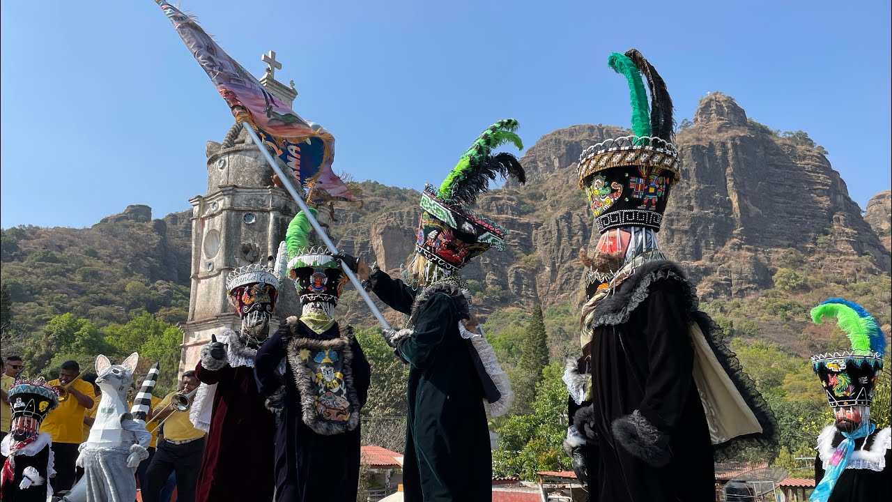Carnaval Tepoztlán 2023 (comparsa Santa Cruz) Banda Citlali de don Vicente Moctezuma Ramos
