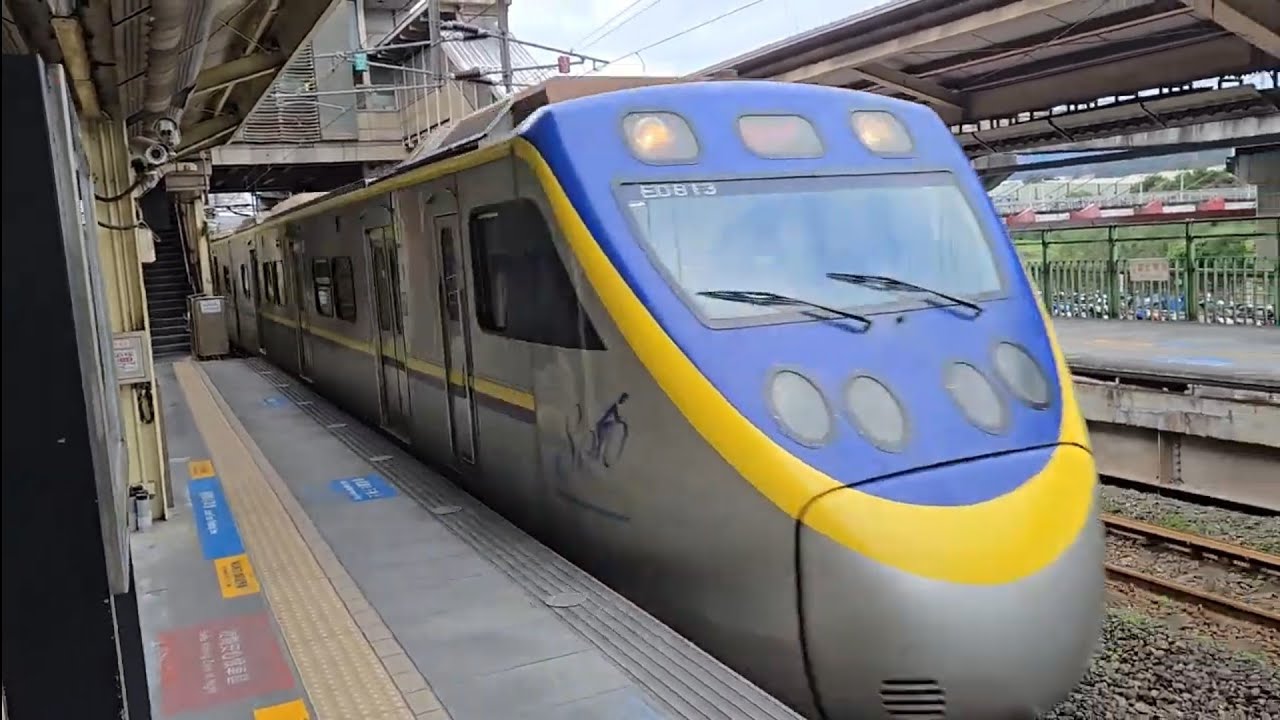 4208次樹林發車經由宜蘭線開往蘇澳的EMU800型八輛二編組EMU814+EMU813微笑號區間車，和1221次基隆發車經由西部幹線開往北湖的銀綠色微笑號EMU900型十輛一編組EMU922區間車