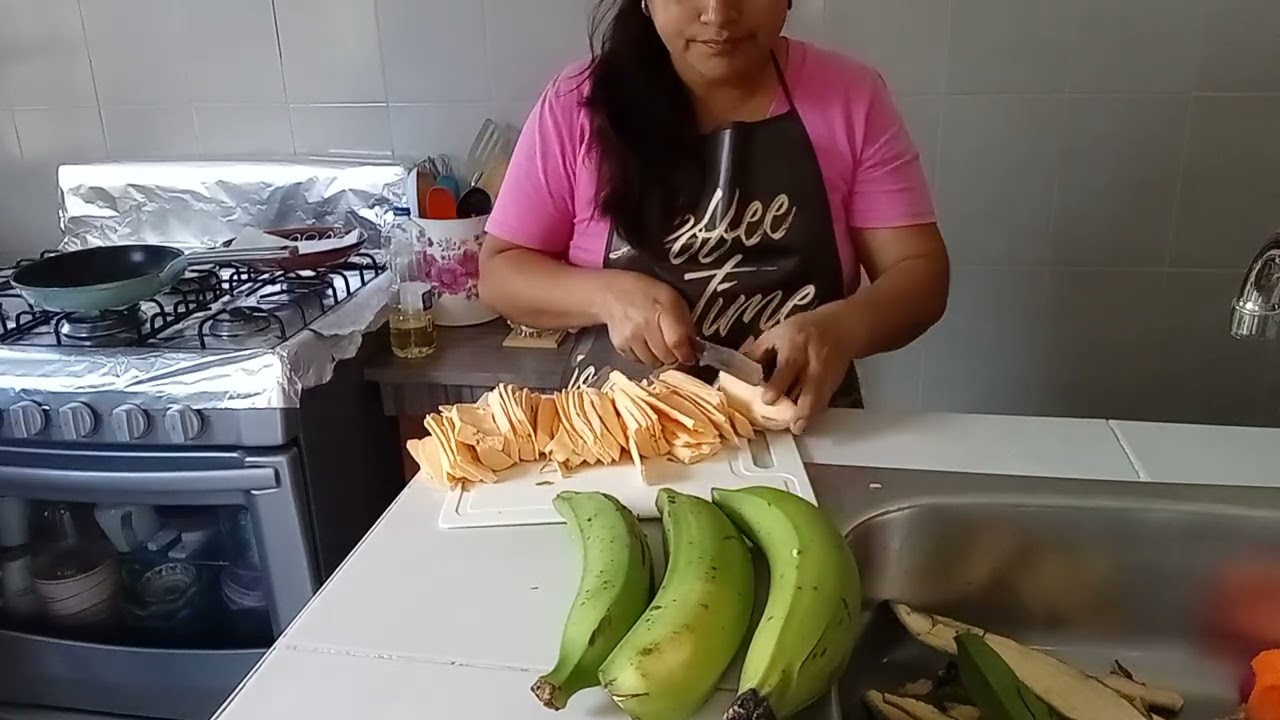 Preparando plátanos para freír. De la cosechar!!