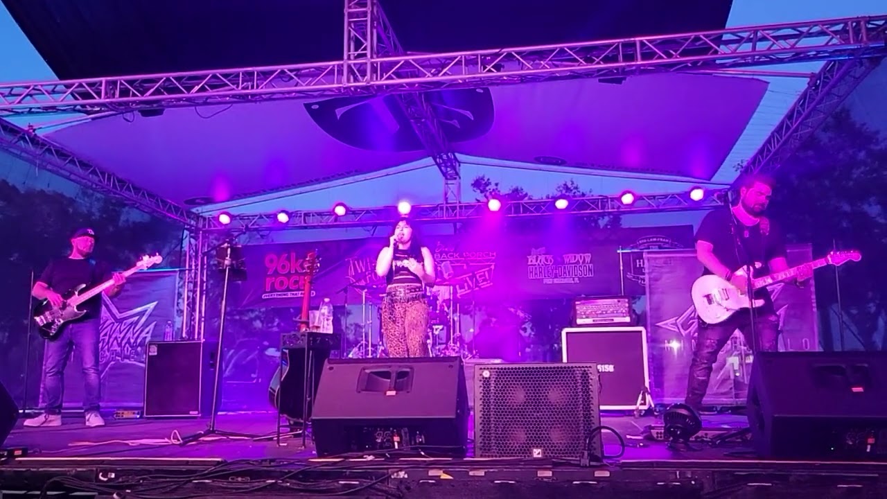 Gianna Minichiello -  Valerie - Live Cover