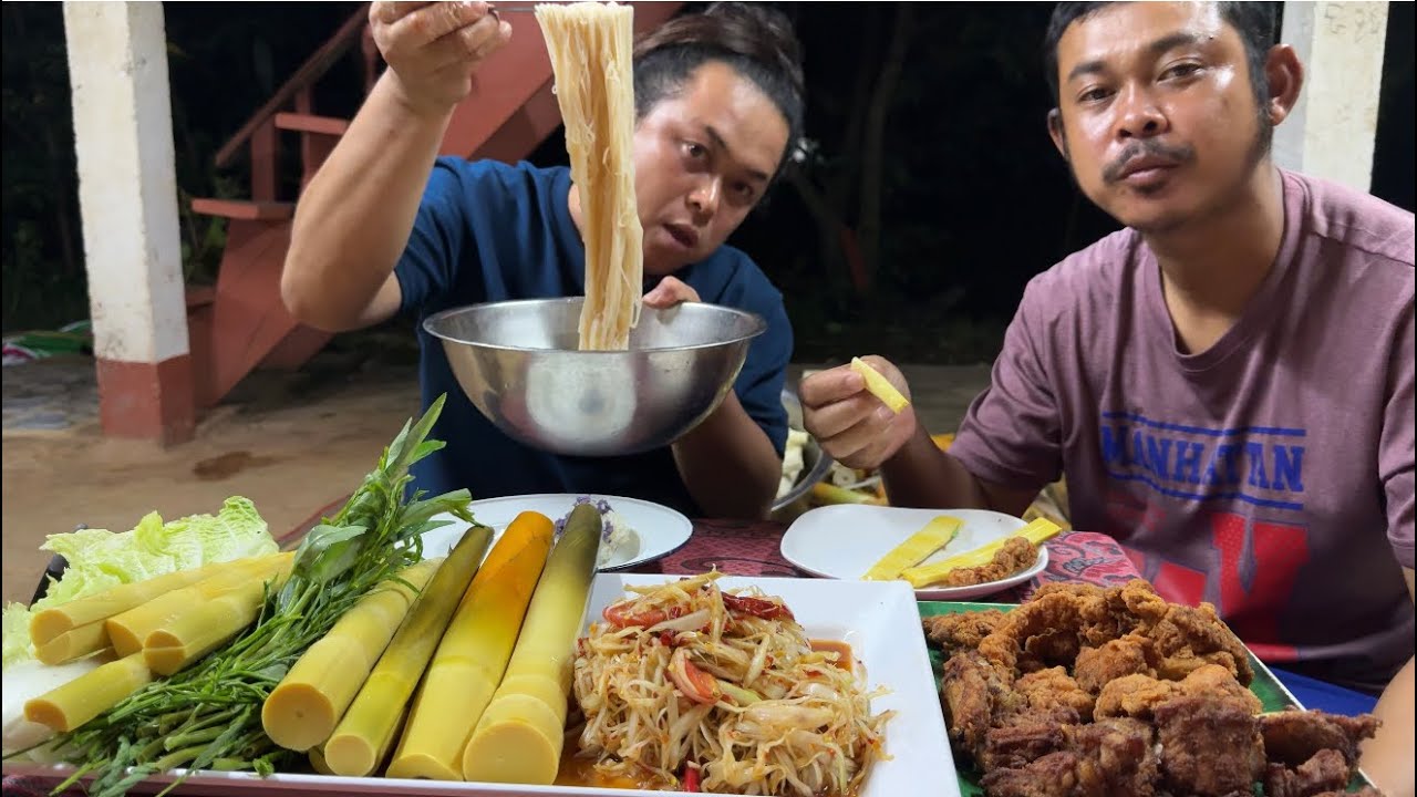 ส้มตำเผ็ดๆต้มหน่อไม้อ่อนๆไก่ทอดอร่อยๆกินพร้อมขนมจีนอบแห้งของสาวเฉิ่ม