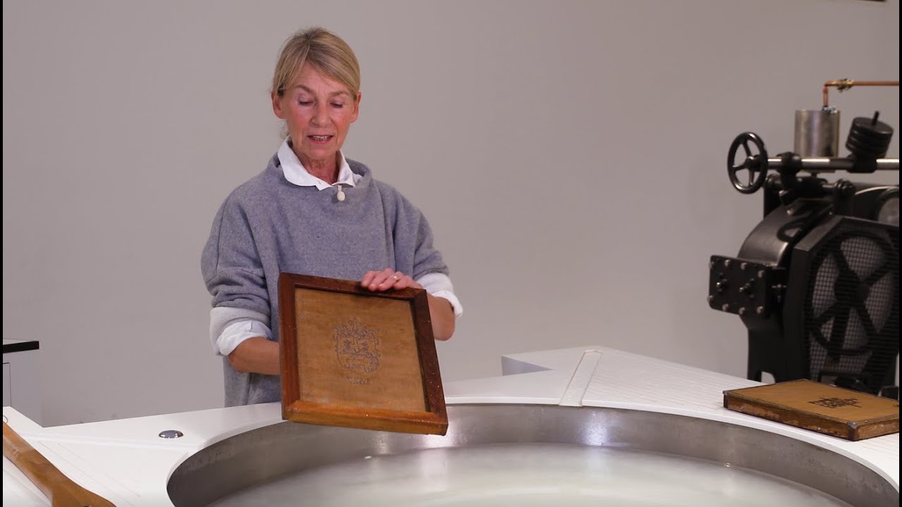 Papierschöpfen im Papiermuseum Düren