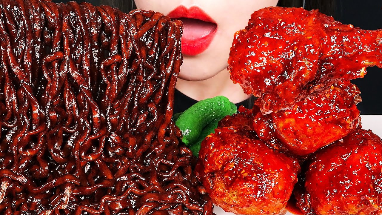 ASMR BLACK BEAN NOODLES & SPICY CHICKEN 짜장면 & 양념치킨 먹방 咀嚼音 チキン & ジャージャー麺 JJAJANGMYEON MUKBANG