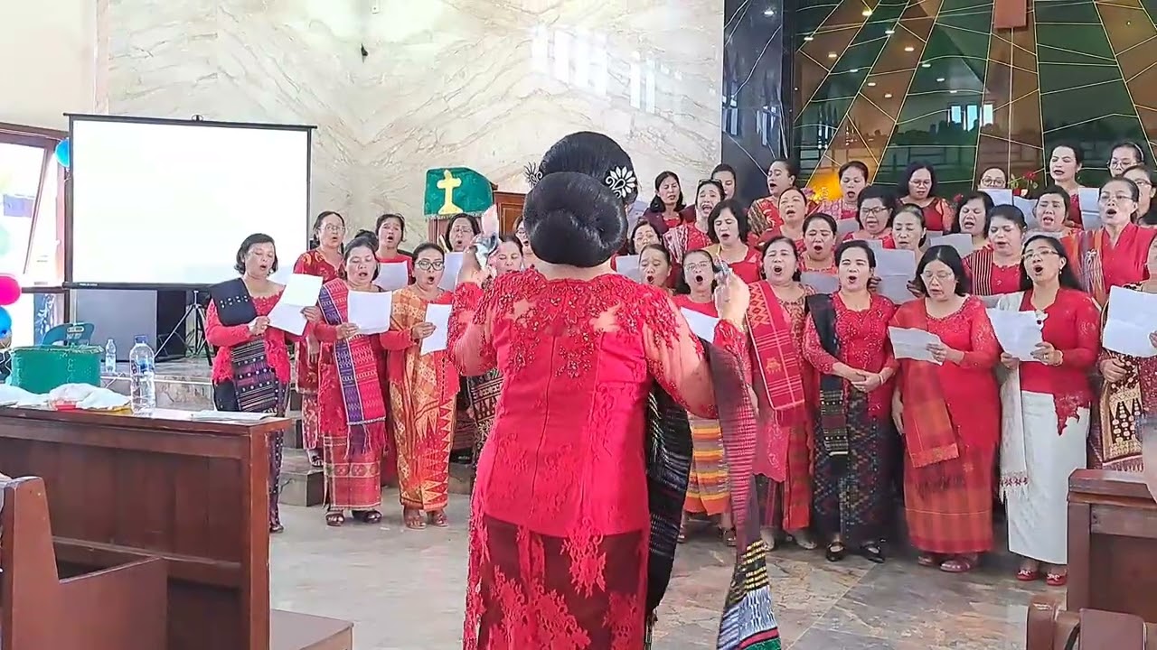 "Huriami"  koor Parompuan HKBP kabanjahe dalam rangka HUT HKBP ke 85.