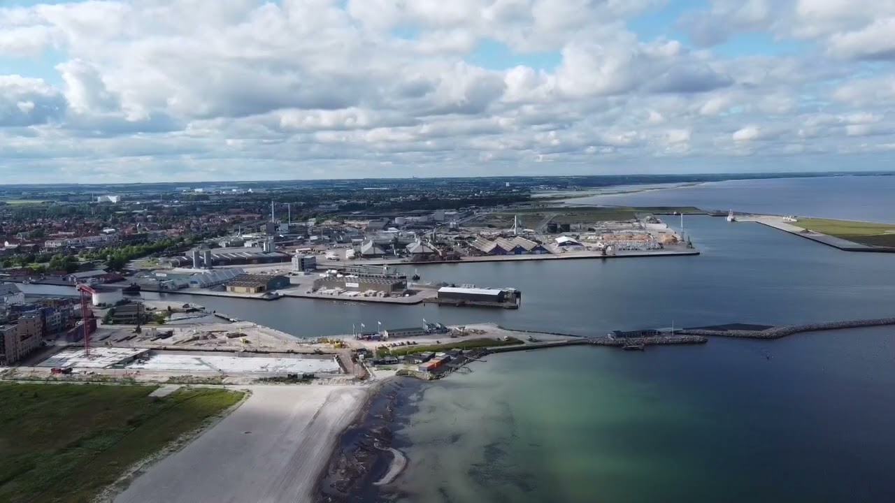 Dronevideo fra Køge strand og havn 22. Juni 2022