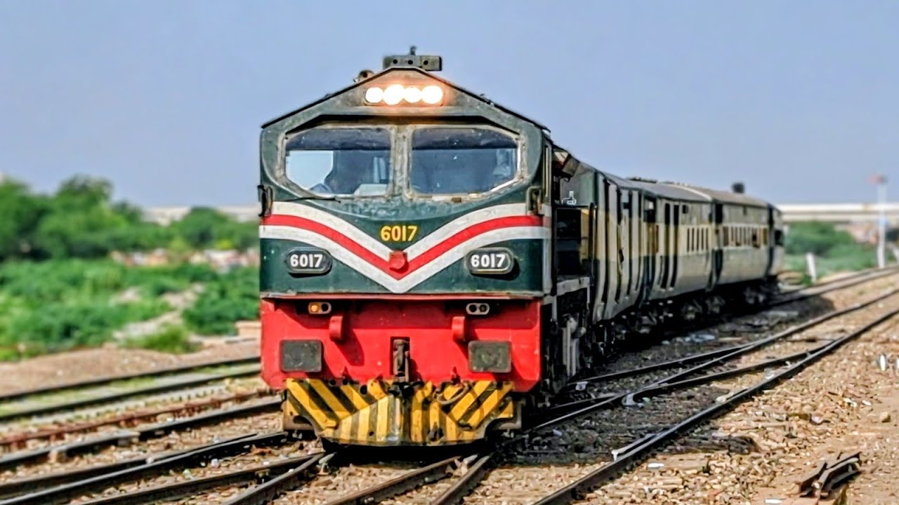 09 Up Allama Iqbal Express Approaching Khanewal | with AGE 30 6017 Locomotive | Pakistan Train