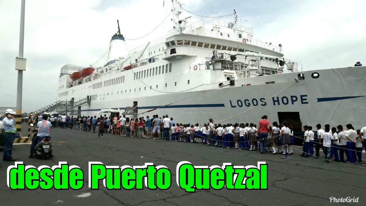 Un barco muy grande visita puerto Quetzal.