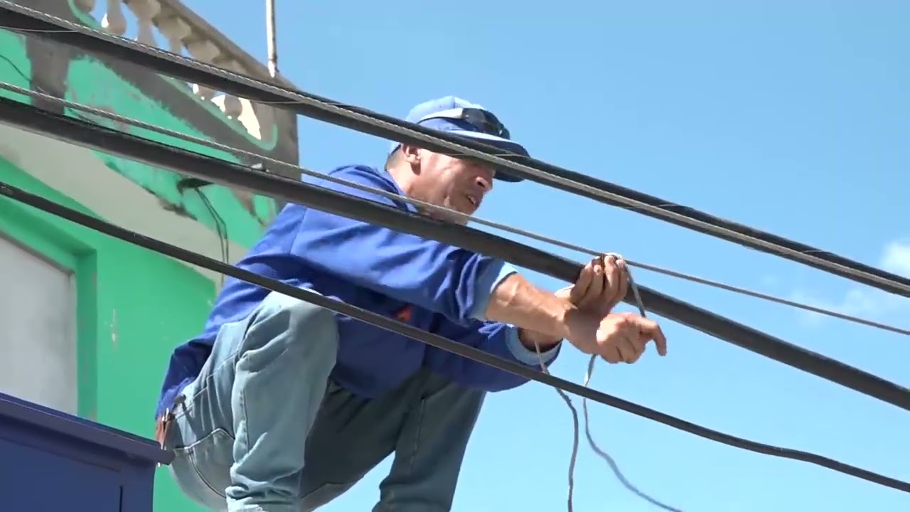 Comienza en Palma Soriano recuperación del servicio eléctrico tras el huracán Melissa