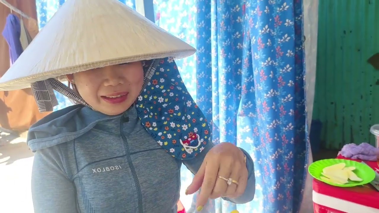 3   (2).. thử thách ăn rỗ xoài chua lãnh thưởng náo nhiệt tại bến đò