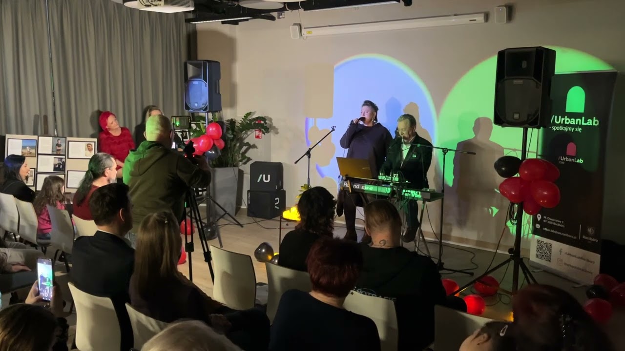 Anna Pieron śpiewa piosenkę Patsy Kline na koncercie walentynkowym w Urban Lab