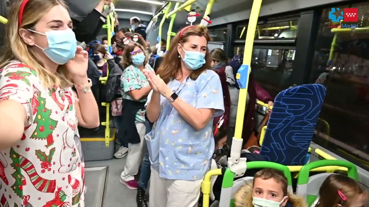El Hospital Gregorio Marañón y la EMT llevan a sus pequeños pacientes a ver las luces de Navidad