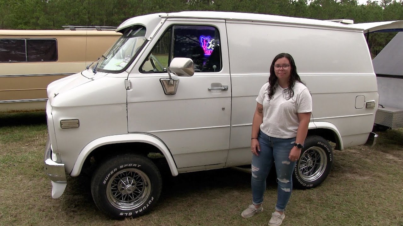 1989 Chevy G-20 Custom Van (цвет Brittany Blue)