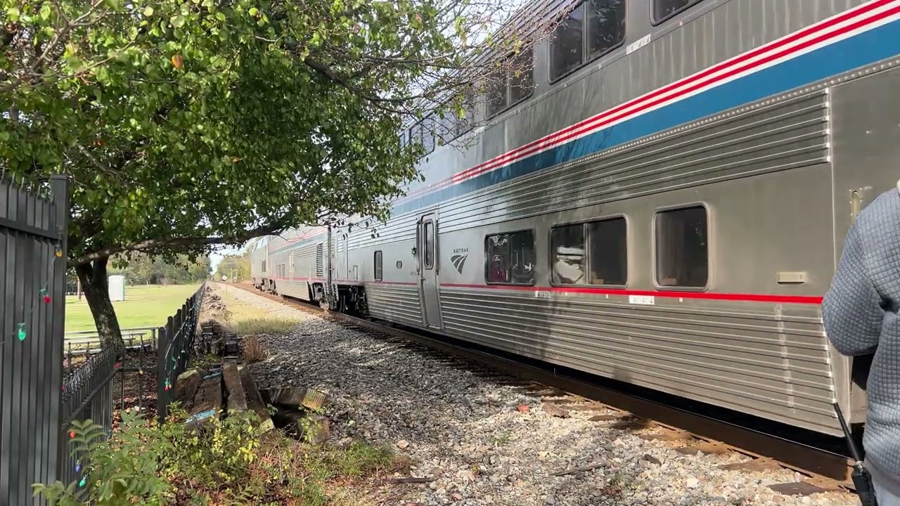 Amtrak Texas Eagle 21 coming in and heading out