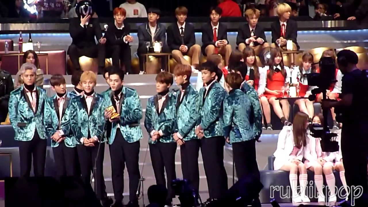 [FANCAM] 161202 MAMA - SEVENTEEN WINS BEST WORLD PERFORMER :3