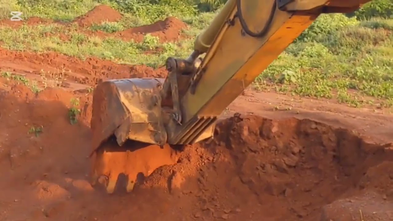 CATERPILLAR 330 ANCIEN MODÈLE EN ACTION – CHARGEMENT ÉPOUSTOUFLANT ! 