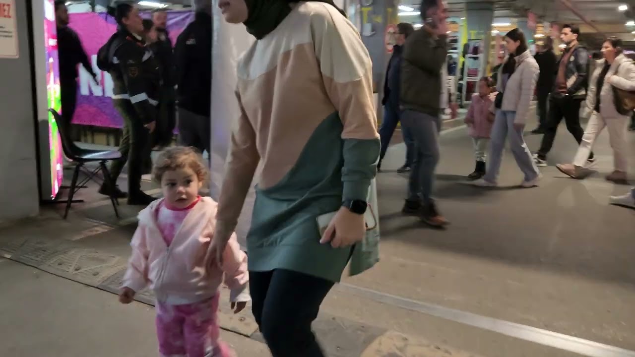Maltepe Park Garaj Günleri'nde Pazar Coşkusu! Mega İndirimler & Kalabalık Turu (9 DK)