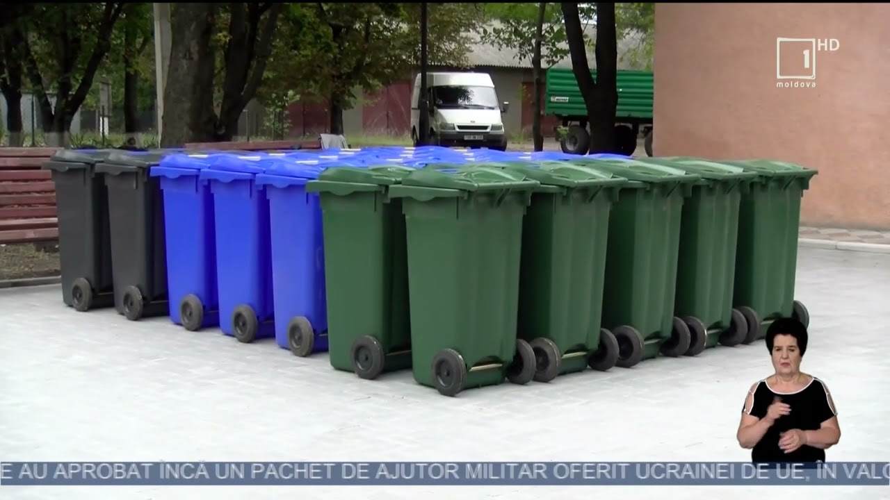 Locuitorii din Vasilcău au primit tomberoane pentru gunoi, cumpărate cu sprijinul Guvernului Suediei