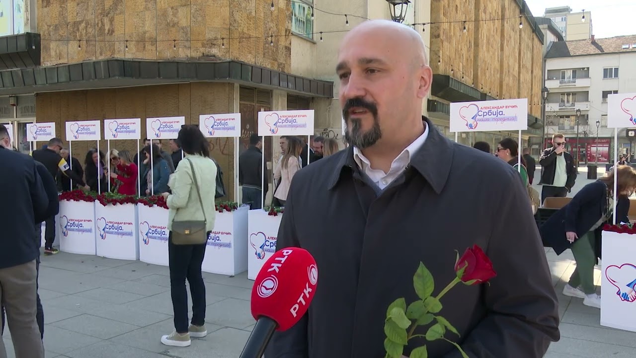Aktivisti SNS-a delili cveće sugrađankama povodom 8. marta