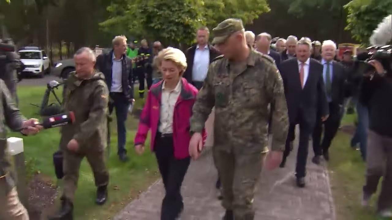 EMSLAND: Ursula von der Leyen besucht Moorbrandgebiet