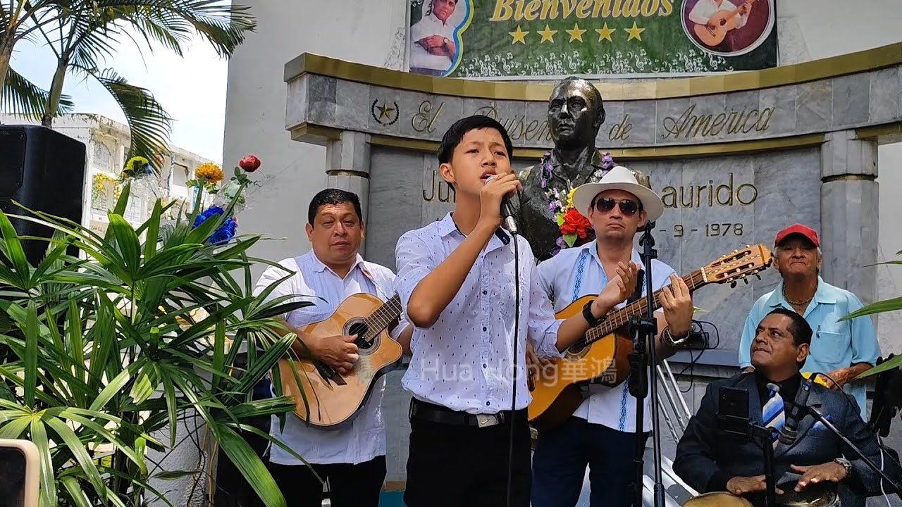 Homenaje a Julio Jaramillo en su tumba｜Rondando tu esquina – Hua Hong
