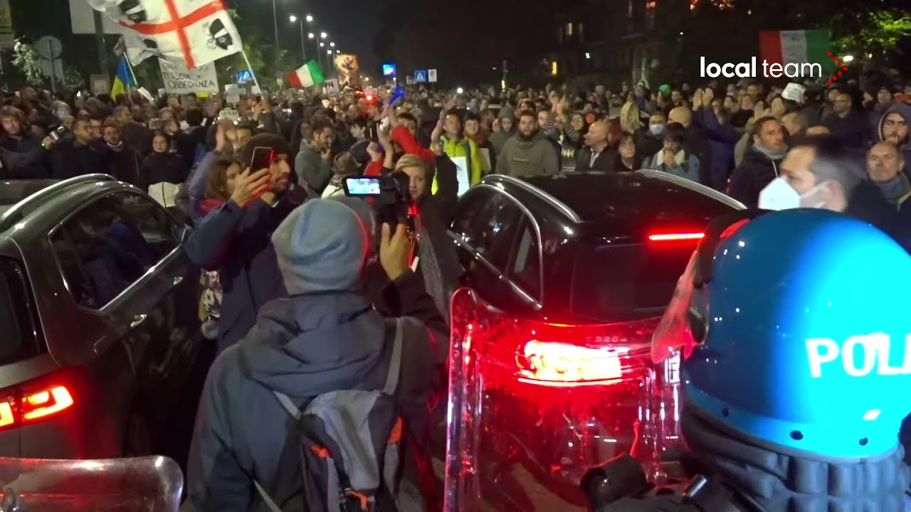 Milano, corteo No Green Pass devia percorso: bloccato il traffico