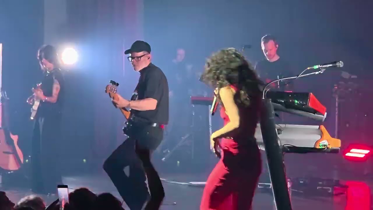 Barbara Pravi - Bravo / Qui j'étais (Bruxelles 04.11.25)