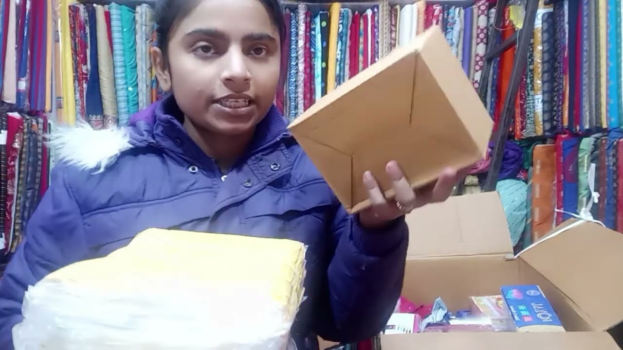 बड़े से बॉक्स की अनबॉक्सिंग