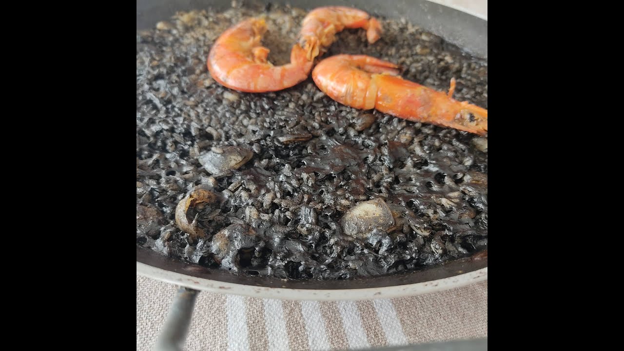 ARROZ NEGRO DE SEPIA Y GAMBAS |RECETA FÁCIL|🥘