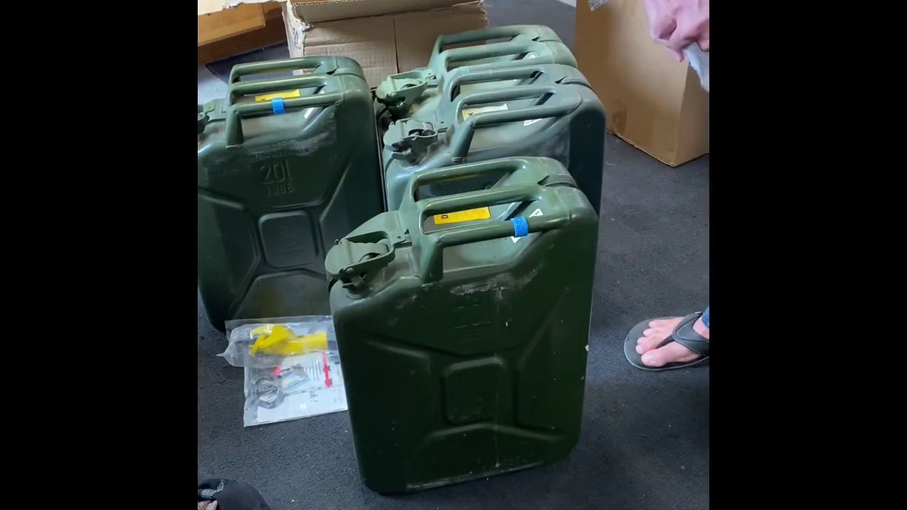 CampingMaxx.com Used 20L Steel NATO Surplus Jerry Fuel Cans 4 Pack with Spout Unboxing and review