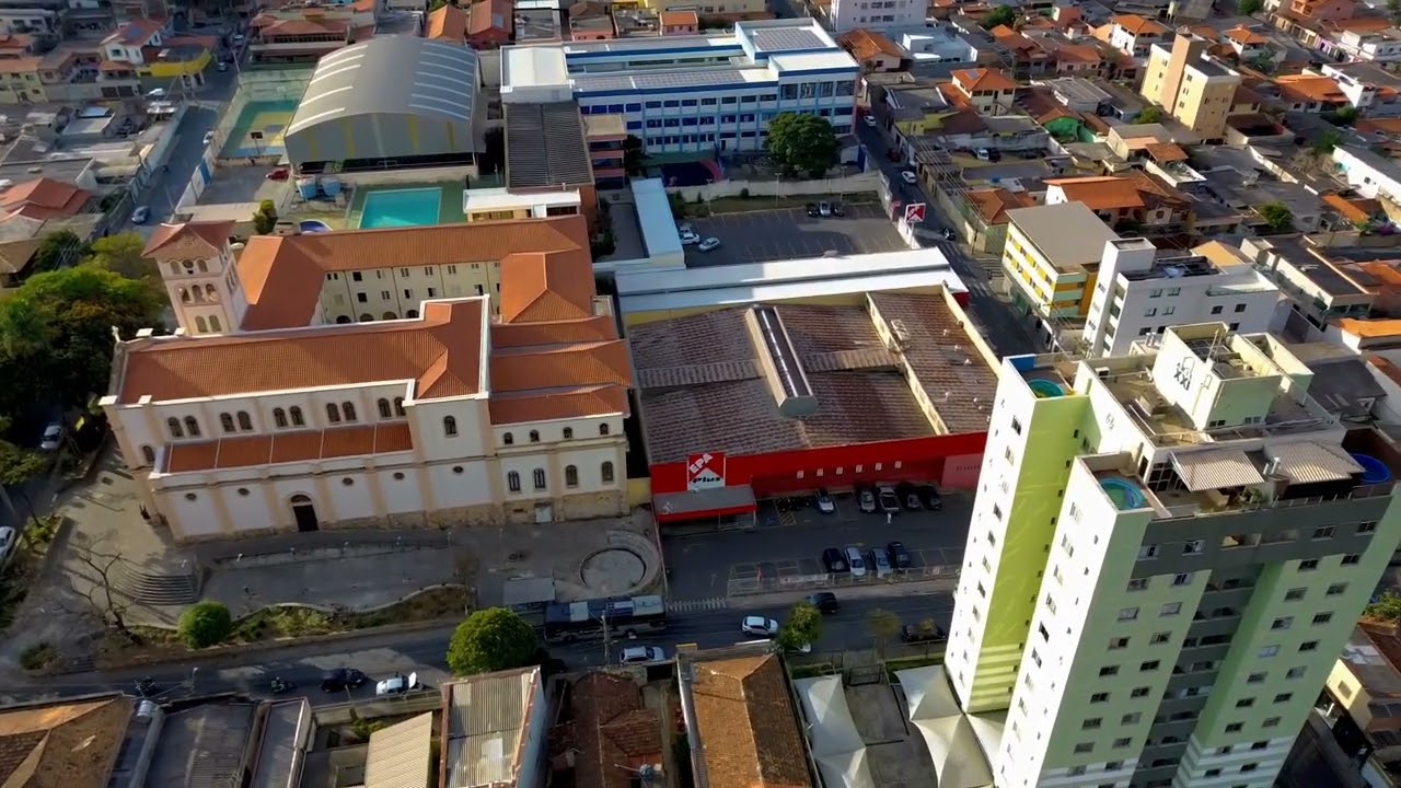 DJI Mini 3 - Drone vistoriando prédios com zoom...