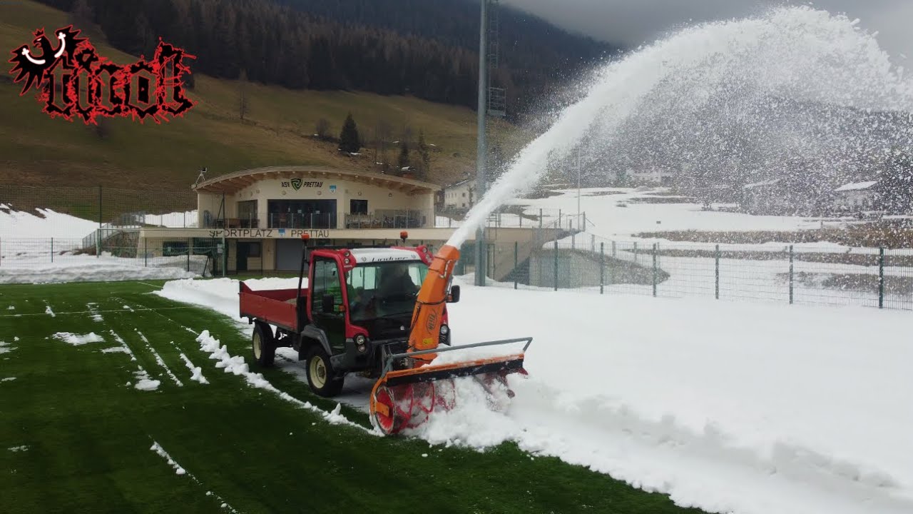 Sportplatz in Prettau fr&auml;sen mit Lindner Unitrac102epL/Westa Schneefr&auml;se