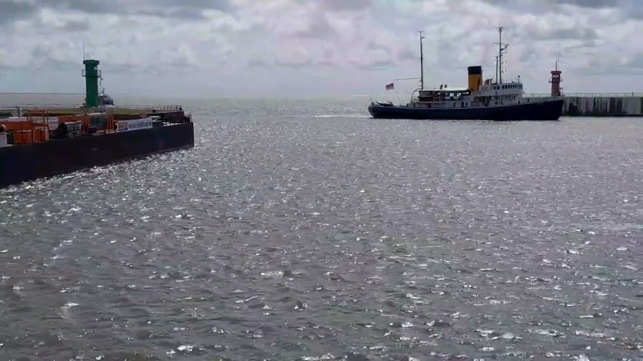 Dampfeisbrecher STETTIN begr&uuml;&szlig;t Schwesterschiff WAL in B&uuml;sum - 2023