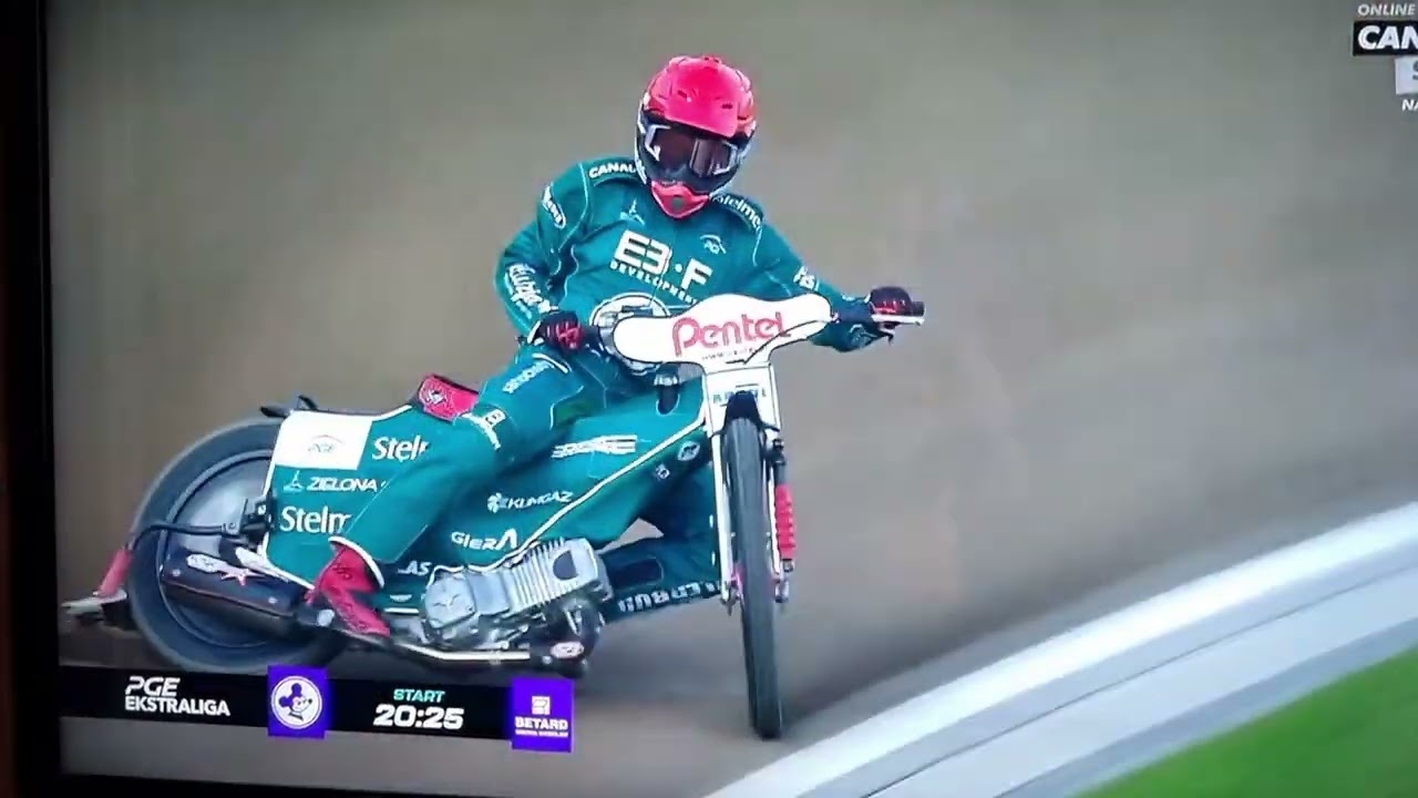 Upadek Damiana Ratajczaka podczas próby toru przed meczem Falubazu ze Spartą Wrocław
