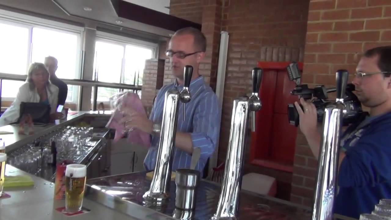 Bien servir une Jupiler et une Duvel