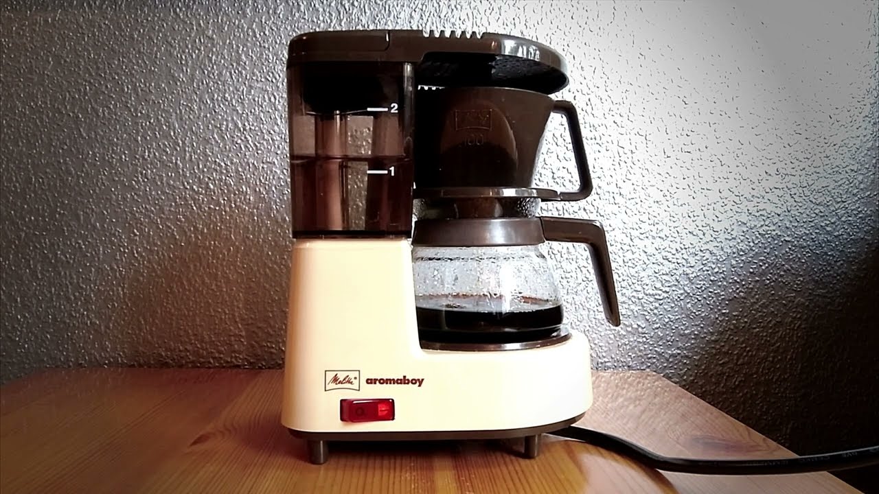 4k UHD / Kleine 70er Jahre Melitta Aromaboy Kaffeemaschine kocht Kaffee / Relax + ASMR