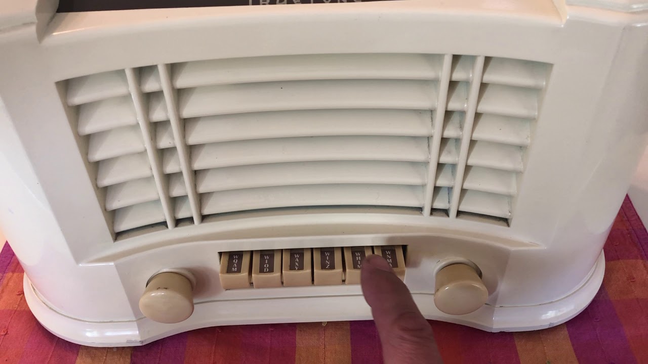 1947 Truetone Model D2616 Radio