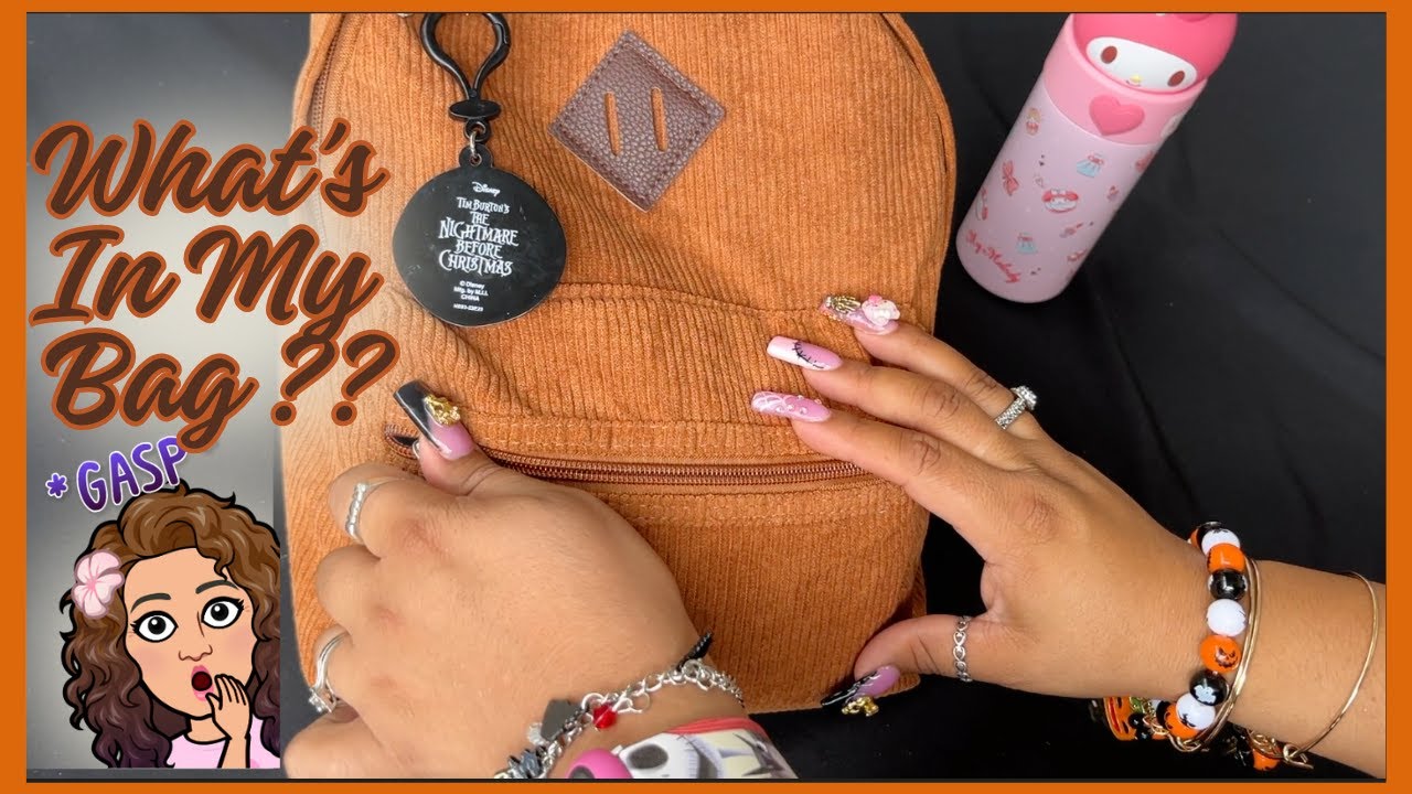 What's In My Bag ?? ( Fall / Halloween Edition ) 🍁🎀✨👜🍂