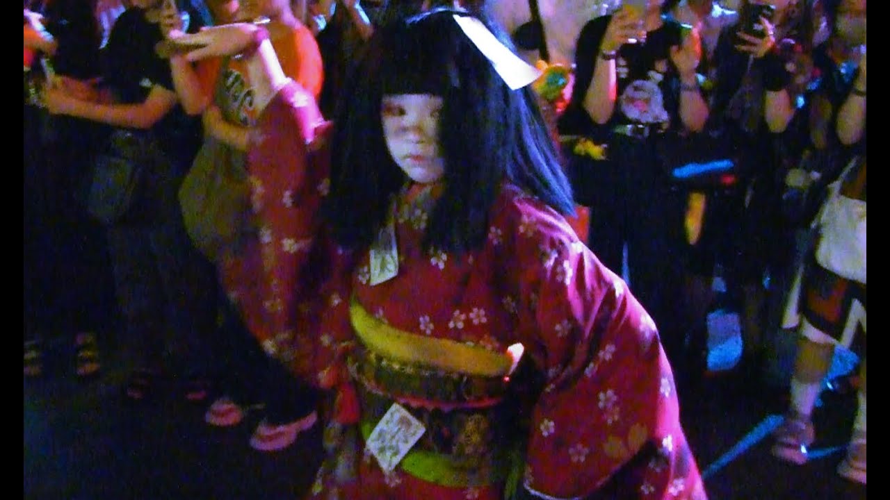 20230920-1920USJホラーナイト　ゾンビデダンス：めちゃちっちゃい日本人形のダンス