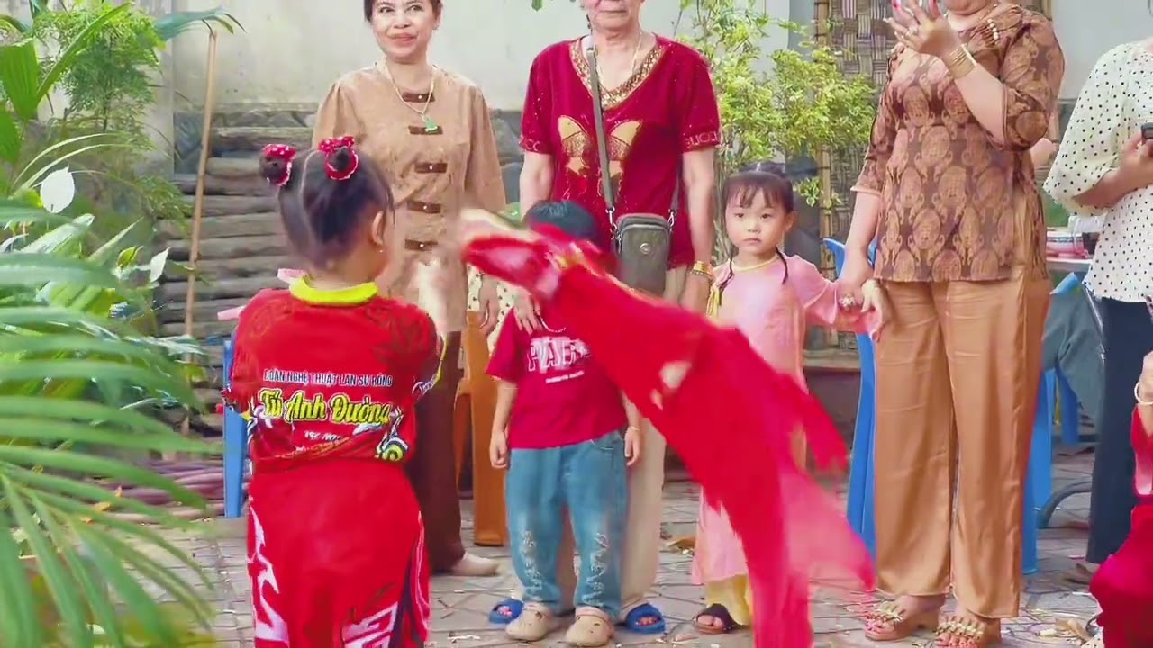 Tưng bừng tất niên, gia đình anh Tư Bạc Cần Thơ.